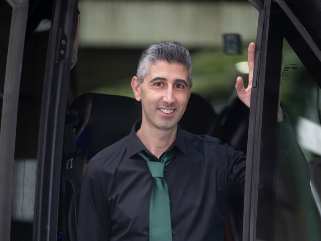 Iker Puertas conductor Aizpurua Autobusak gidaria